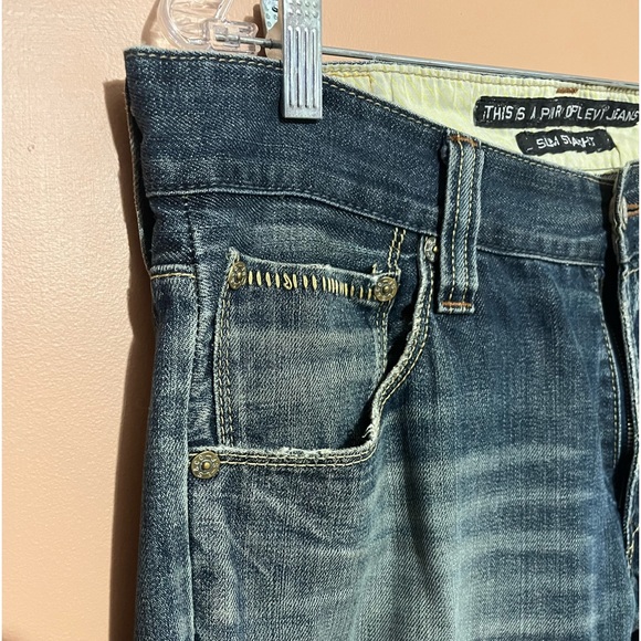 Levi’s Slim Straight Distressed “THIS IS A PAIR OF LEVIS JEANS” 34x32 - Picture 4 of 9